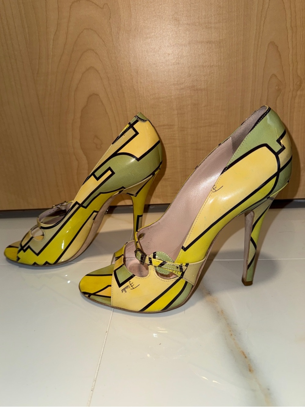 Emilio Pucci Yellow & Black Geometric Peep-Toe Heels - Picture 4 of 9